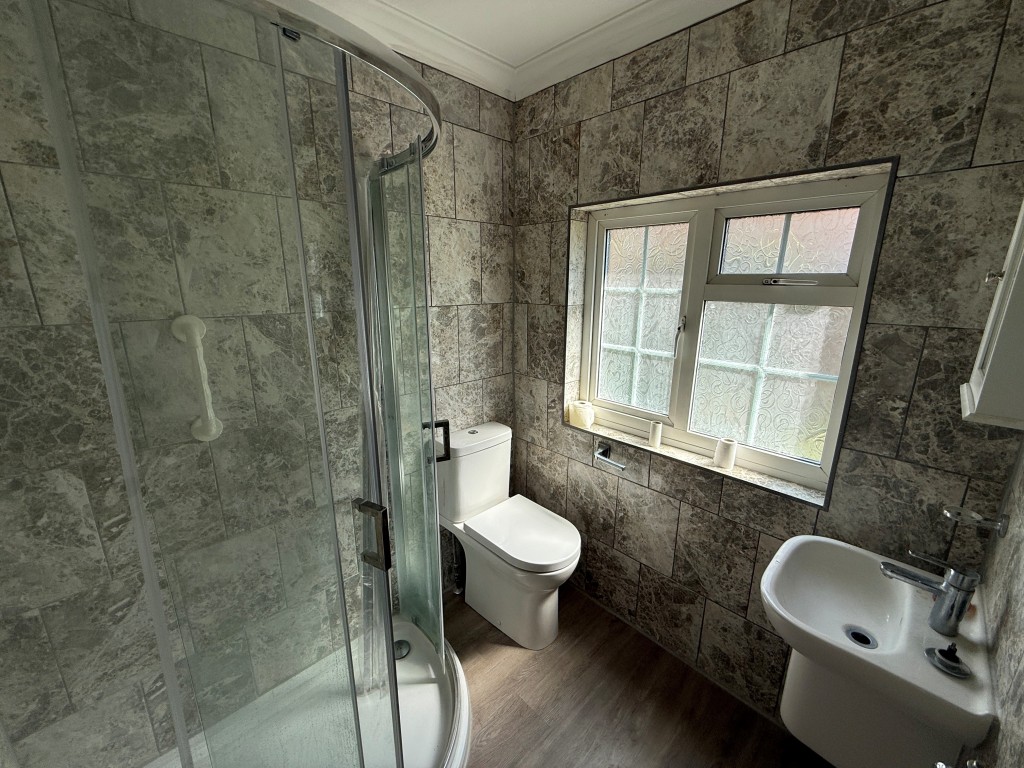 Lot: 99 - DETACHED BUNGALOW FOR REFURBISHMENT AND REPAIR - Shower room with W.C.